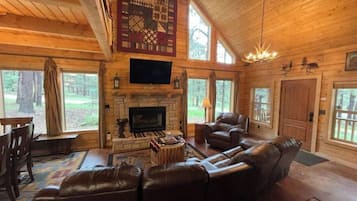 TV connectée, cheminée, livres, espaces bureaux