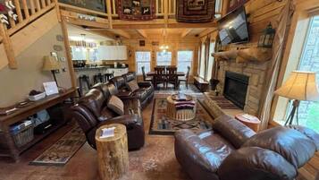 TV connectée, cheminée, livres, espaces bureaux