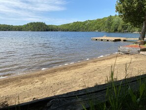Playa en los alrededores, camastros y toallas de playa