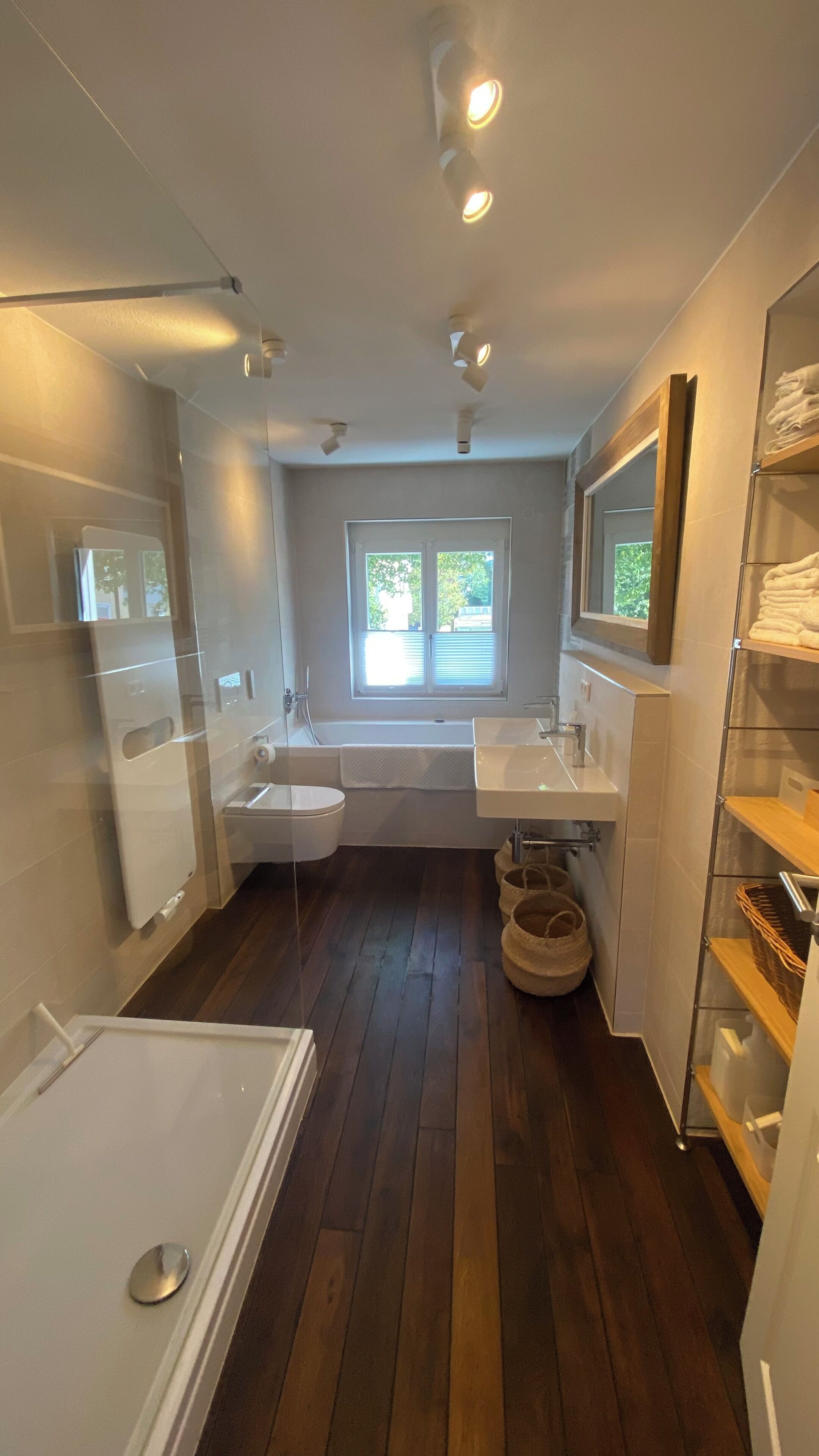 Duschwanne, Haartrockner, Bidet, Handtücher