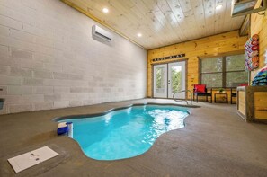 Una piscina cubierta, una piscina climatizada