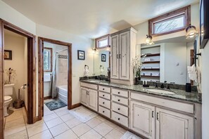 Bathtub, hair dryer, towels, soap - ONE BLOCK to restaurants, bars & free bus to Breck & Copper. Hot tub/pool table! (Frisco)