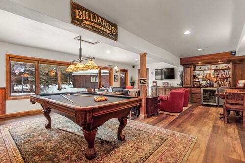ONE BLOCK to restaurants, bars & free bus to Breck & Copper. Hot tub/pool table!