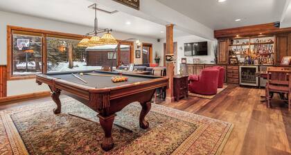 ONE BLOCK to restaurants, bars & free bus to Breck & Copper. Hot tub/pool table!