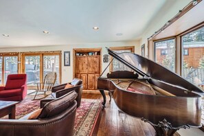 Interior - ONE BLOCK to restaurants, bars & free bus to Breck & Copper. Hot tub/pool table! (Frisco)