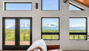 スマートテレビ、暖炉、ステレオ