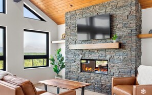 Smart TV, chimenea y estéreo 