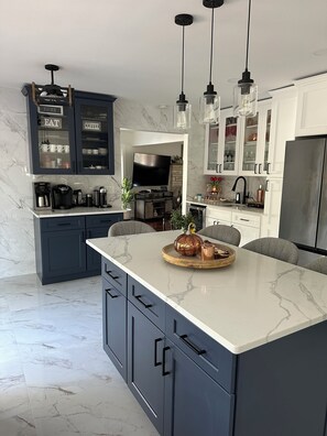 Kjøleskap, mikrobølgeovn, ovn og kokeplater