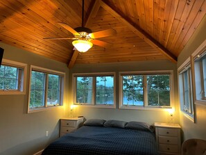 12 habitaciones, escritorio y tabla de planchar con plancha