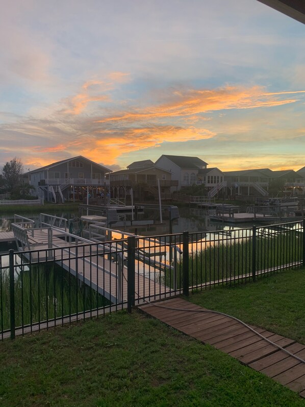 Terrace/patio - ABSOLUTIKI - 3 min walk to beach, Canal with Boat Dock, Outdoor Bar & Shower (Ocean Isle Beach)