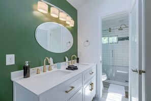 Combined shower/bathtub, hair dryer, bidet, towels - Deja Blue In Heart Of Omaha ~HOT TUB- 2 King Beds-Park-4BR-Park (Omaha)