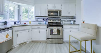 Deja Blue In ♥ Of Omaha ~HOT TUB- 2 King Beds-Park-4BR-Park-Trails-Lake-Eclectic