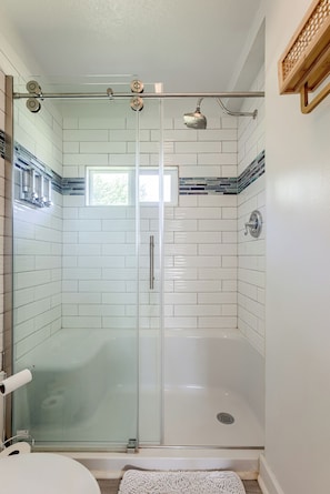 Een bad/douchecombinatie, een haardroger, een bidet, handdoeken