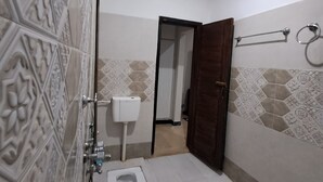 Ein Badezimmer mit Toilette, Dusche und Waschbecken.