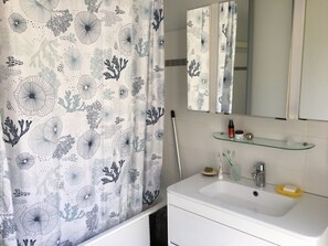 Ducha y bañera combinadas, secador de pelo, toallas y jabón