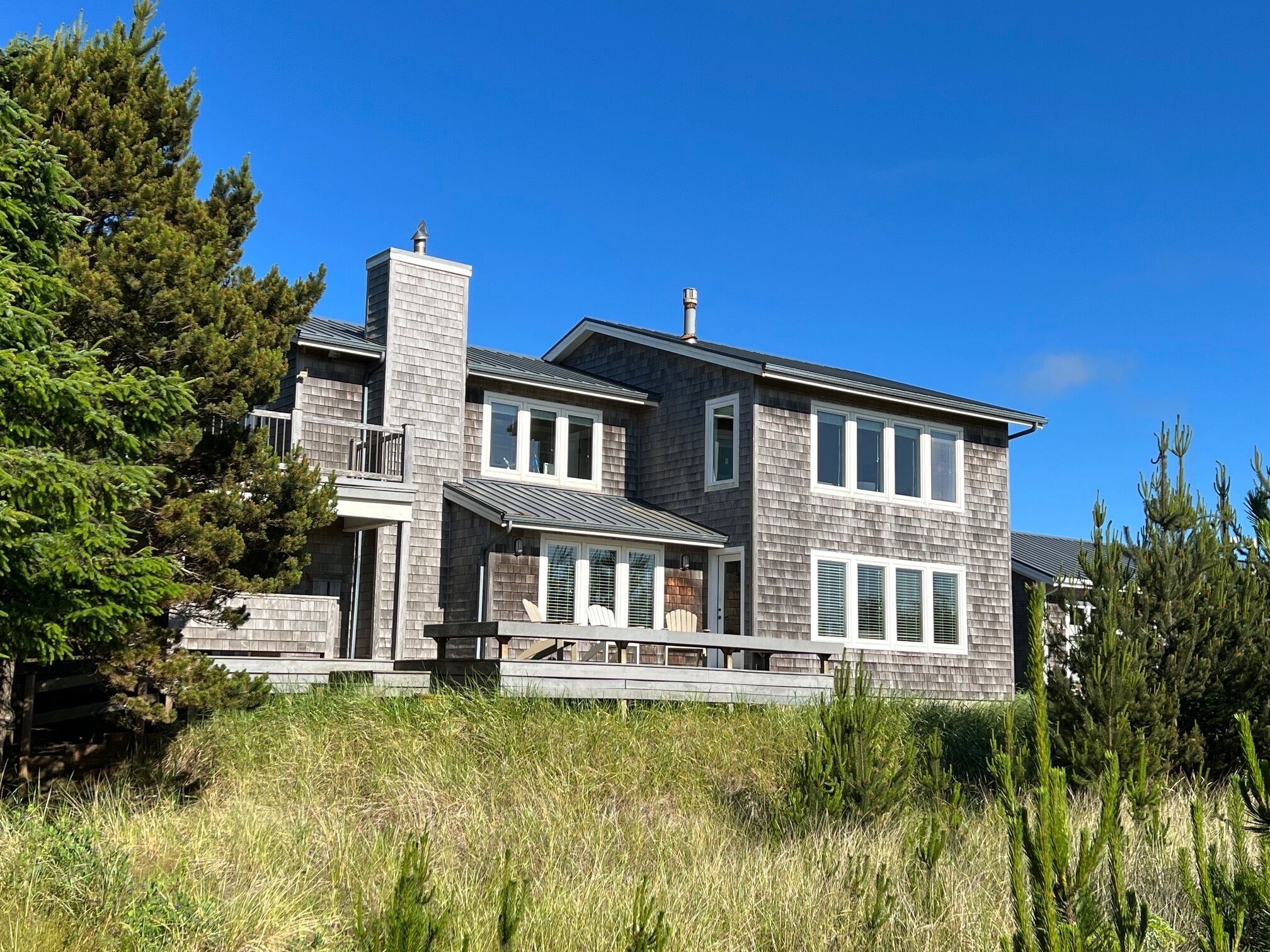 Beautiful and cozy! Amazing views and steps from the beach! 30 Day Rental