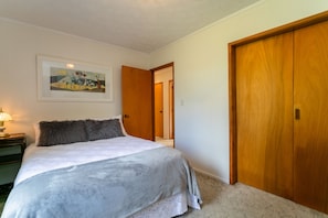 3 bedrooms, desk, iron/ironing board, travel cot