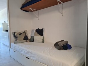 Iron/ironing board, bed sheets