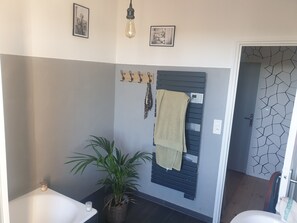 Baignoire, séchoir à cheveux