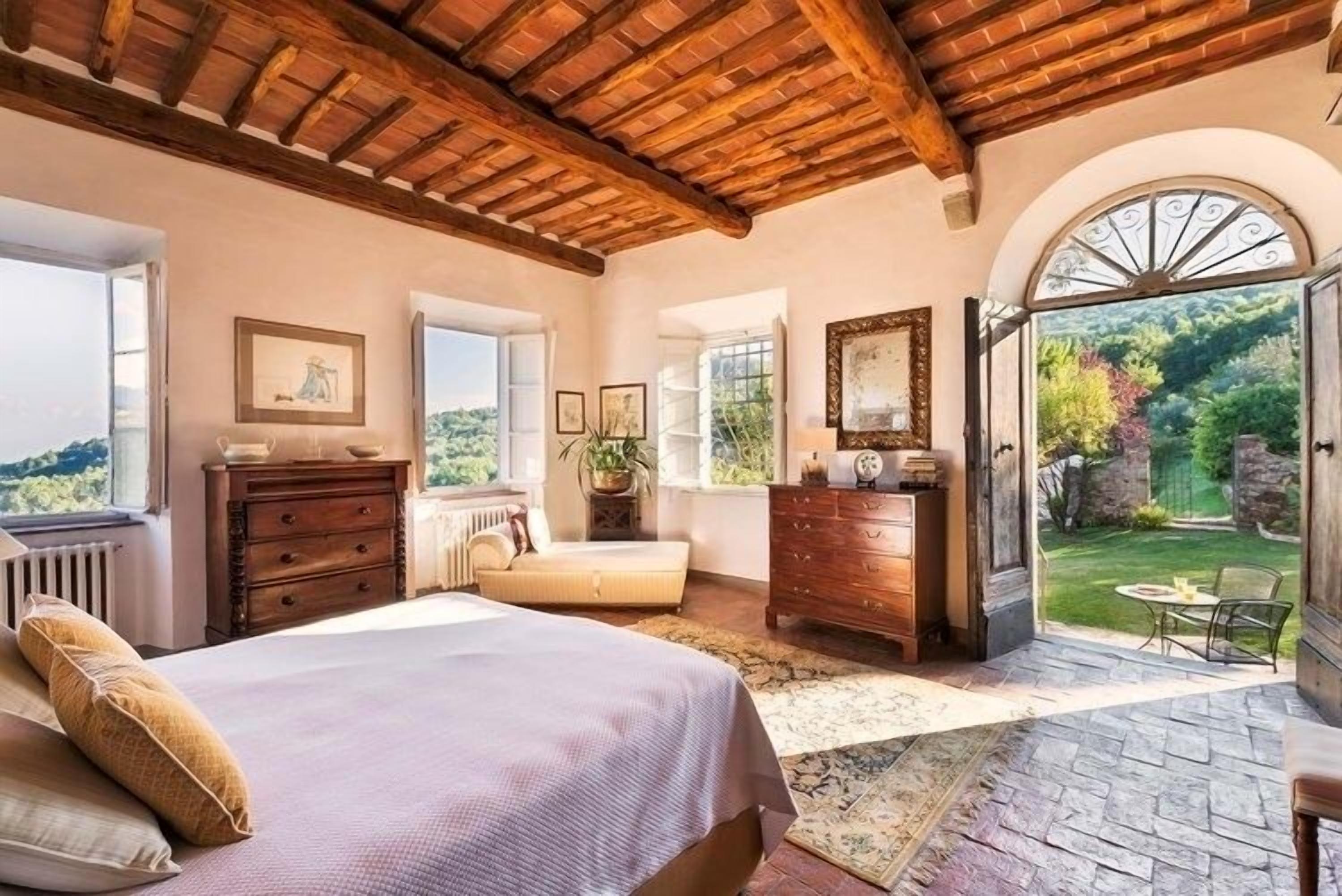 6 Schlafzimmer, Schreibtisch, Bügeleisen/Bügelbrett, Reisekinderbett