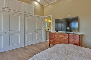 5 bedrooms, desk, iron/ironing board, free WiFi - Beautiful Carmel House In a Perfect Location (Carmel-by-the-Sea)