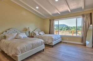 5 bedrooms, desk, iron/ironing board, free WiFi - Beautiful Carmel House In a Perfect Location (Carmel-by-the-Sea)