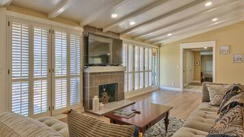 Télévision, cheminée, table de tennis de table