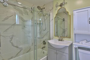 Baignoire, séchoir à cheveux, serviettes fournies, savon
