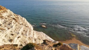 Un paysage côtier caractérisé par de hautes falaises blanches et une vue dégagée sur la mer.
