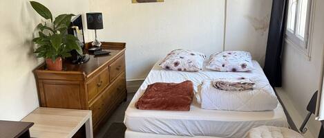 Skrivebord, strygejern/strygebræt, gratis Wi-Fi, sengetøj