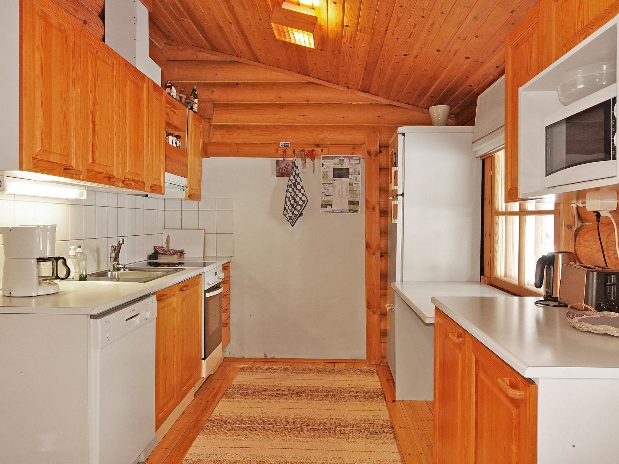 Refrigerador, microondas, lavavajillas y utensilios de cocina 