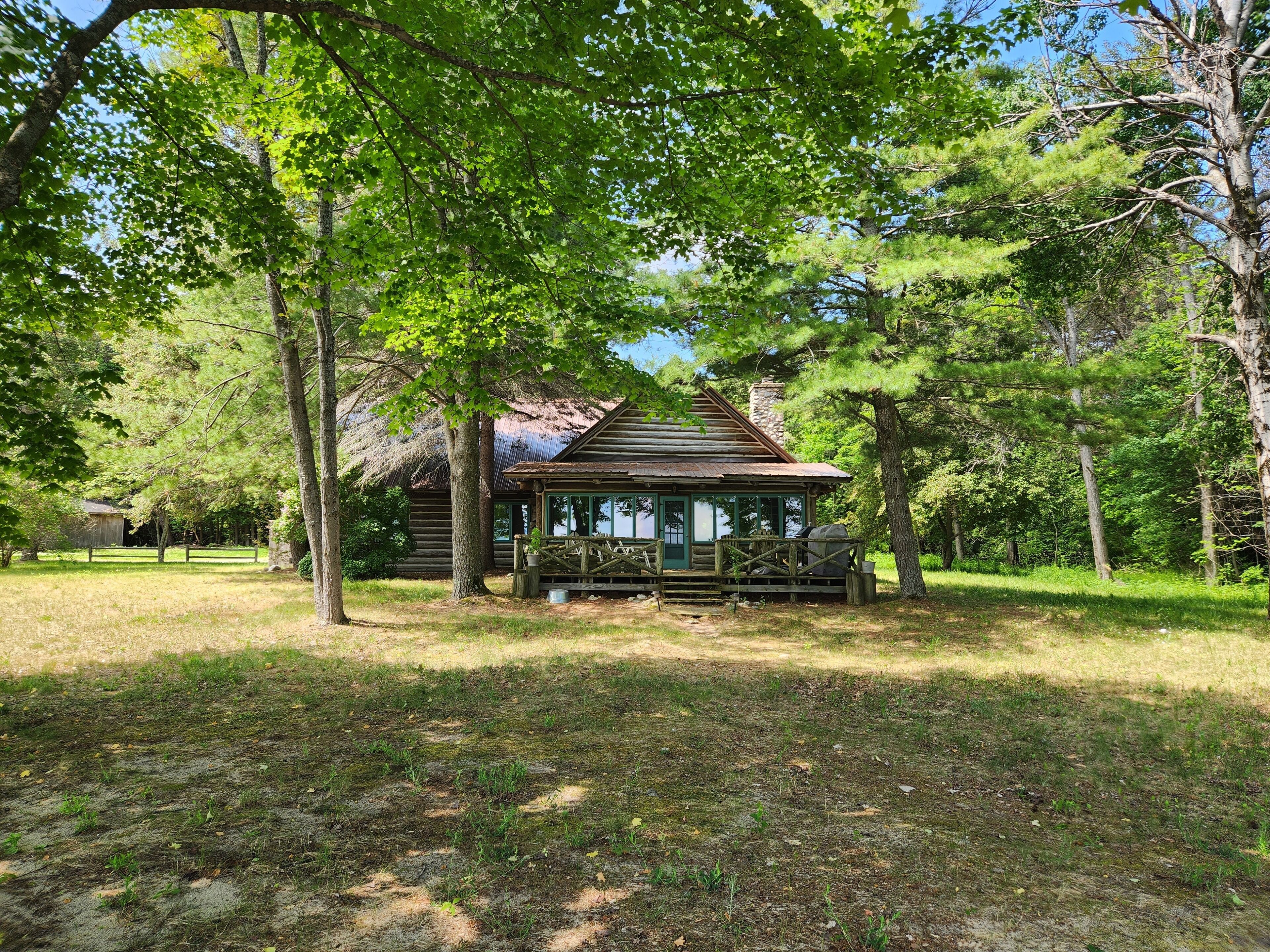 Waterfront: Classic Renovated 'Up North' Log Cabin on Sandy Beach Sleeps 12