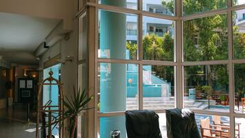 المنشأة من الداخل