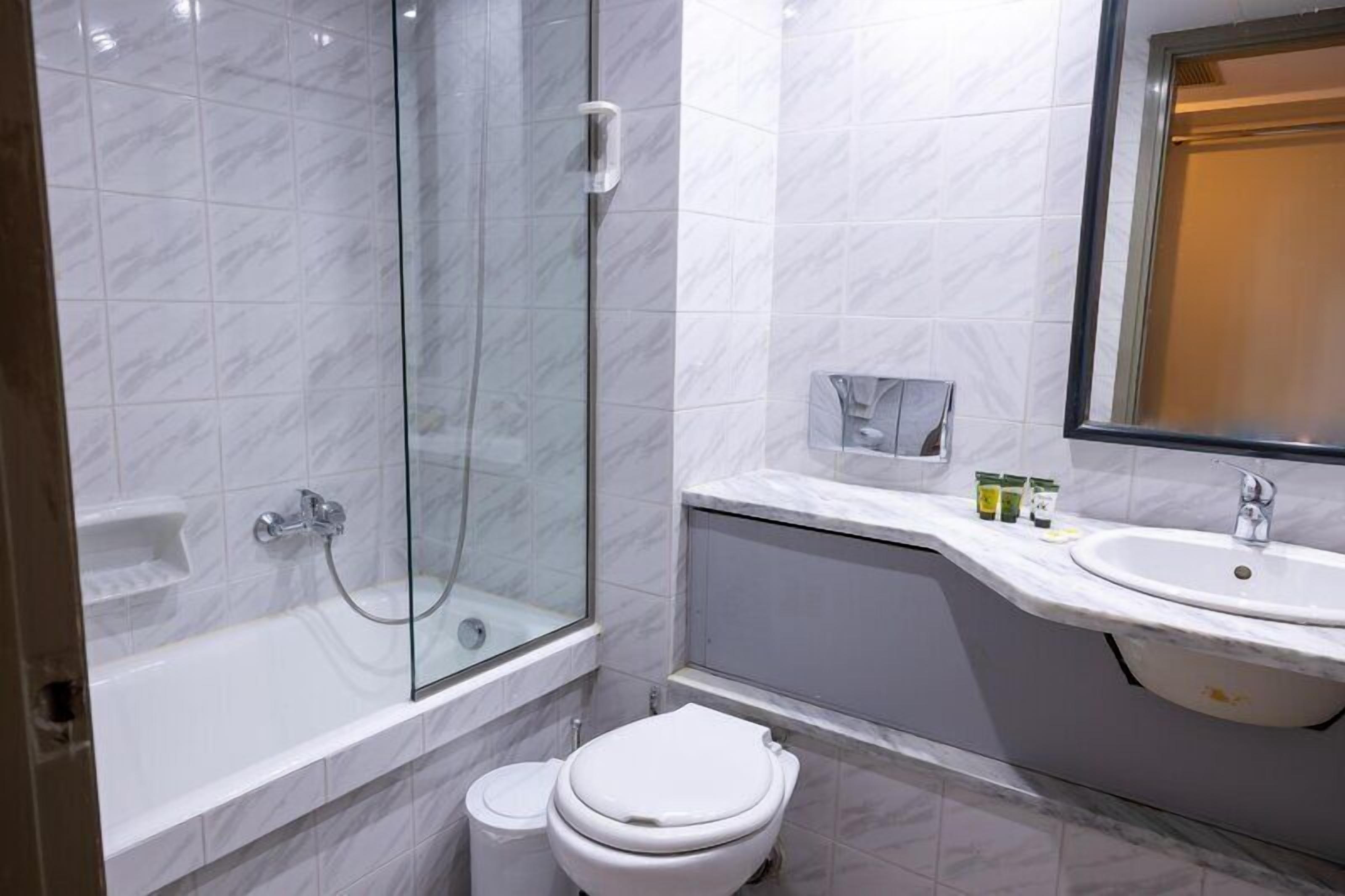 Single Room | Bathroom | Bathtub, free toiletries, hair dryer, towels