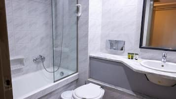 Single Room | Bathroom | Bathtub, free toiletries, hair dryer, towels