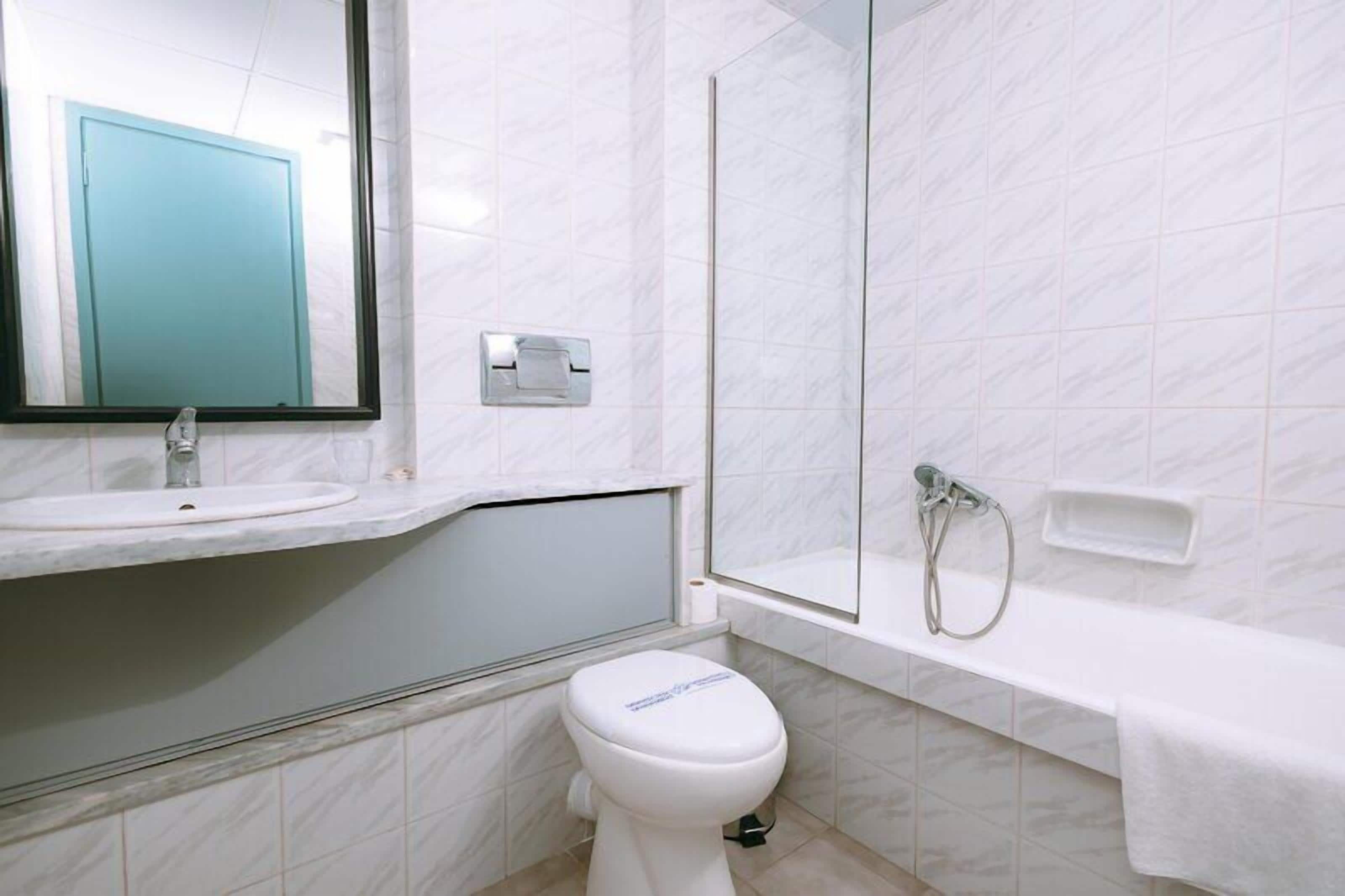 Bathtub, free toiletries, hair dryer, towels