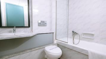 Bathtub, free toiletries, hair dryer, towels