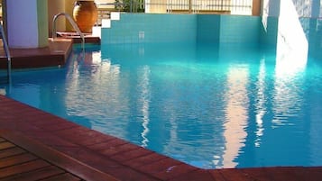 Una piscina al aire libre de temporada