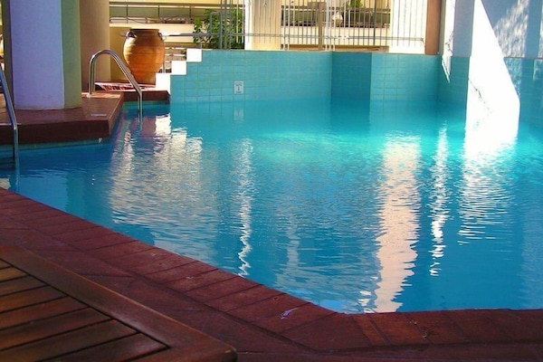 Una piscina al aire libre de temporada
