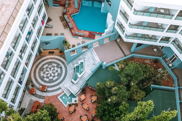 季节性开放的室外游泳池