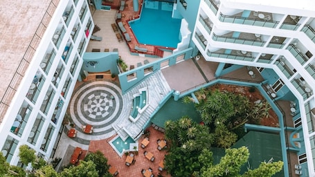 Seasonal outdoor pool. Santa Marina Unique Hotel