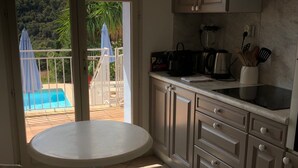 Coffee/tea maker, fridge, microwave, oven