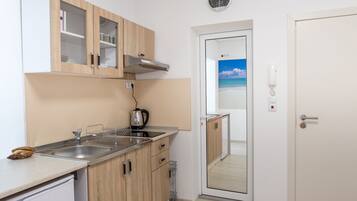 冰箱、茶具/咖啡用具、电热水壶、厨具/餐具