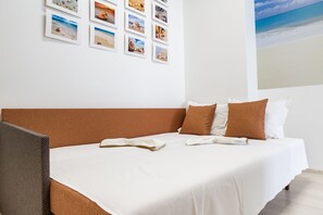 1 habitación, escritorio, tabla de planchar con plancha y cuna de viaje