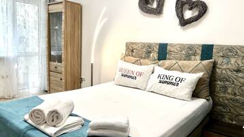 1 chambre, bureau, fer et planche à repasser, lit parapluie