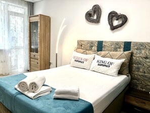 1 chambre, bureau, fer et planche à repasser, lit de bébé portatif