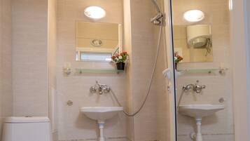 吹风机、毛巾、肥皂、卫生纸