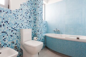 Douche, sèche-cheveux, serviettes fournies, savon