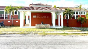 Ein Gebäude mit einem Schild, auf dem "Villa Mary S.O.U II" steht, und einer Statue davor.