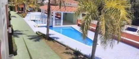 Una piscina al aire libre